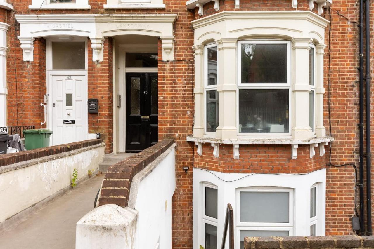 Lovely 2 Bedroom In West Hampstead, Londra