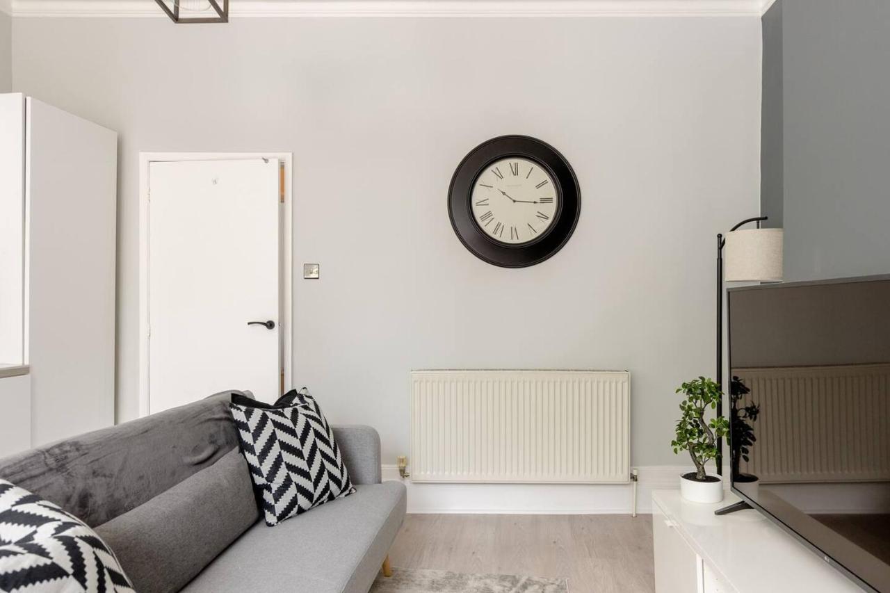 Lovely 2 Bedroom In West Hampstead, Londra